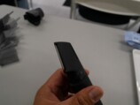 本体を持っている様子