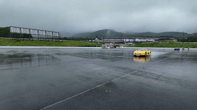 「フェラーリ F355 ベルリネッタ」で爆走するあま猫