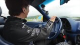 「フェラーリ F355 ベルリネッタ」で爆走するあま猫