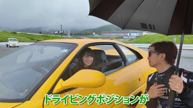 「フェラーリ F355 ベルリネッタ」で爆走するあま猫