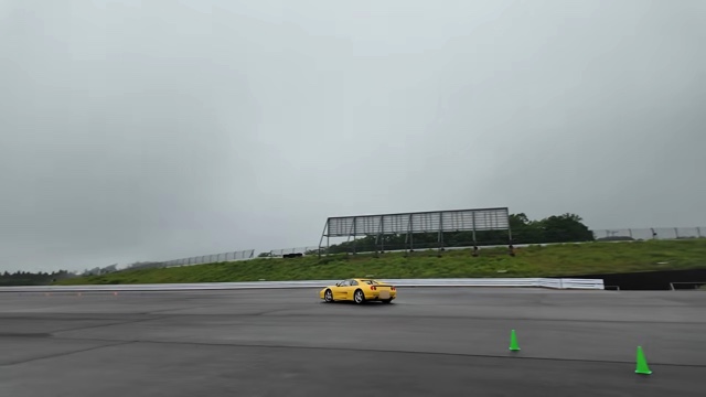「フェラーリ F355 ベルリネッタ」で爆走するあま猫