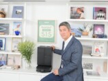 ルンバに触れるアイロボットジャパン・代表取締役社長の山田毅