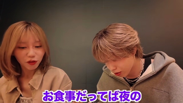 互いの恋愛事情や活動について語るやまととみゆ
