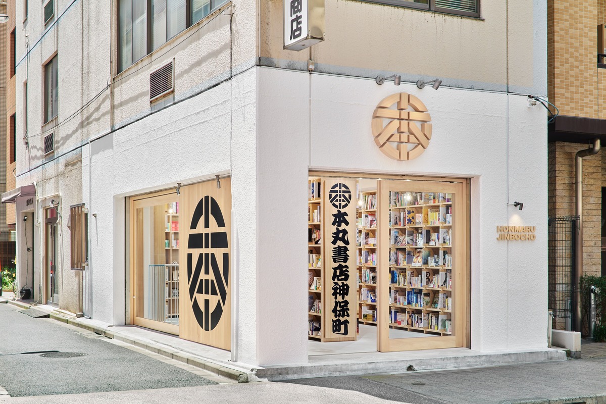 オリコンの本棚が神保町「ほんまる」に登場