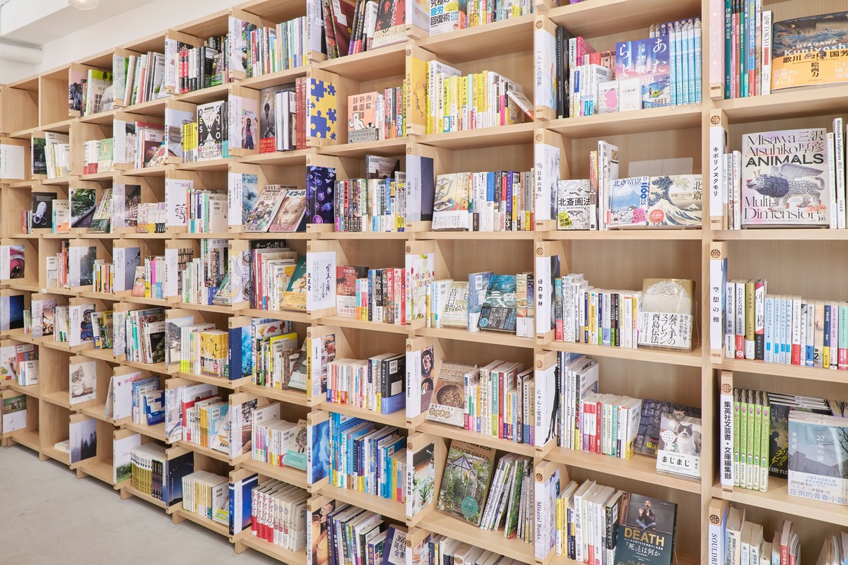 オリコンの本棚が神保町「ほんまる」に登場の画像