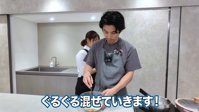 ハンバーグとパンを作る中尾明慶