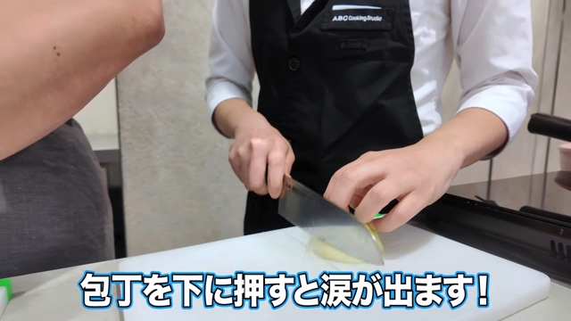 ハンバーグとパンを作る中尾明慶