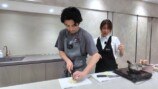 ハンバーグとパンを作る中尾明慶