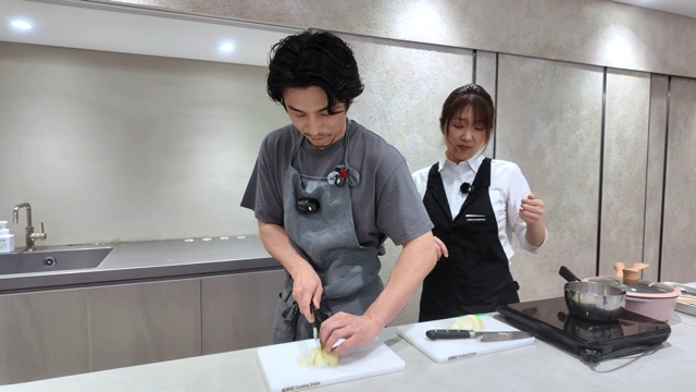 ハンバーグとパンを作る中尾明慶