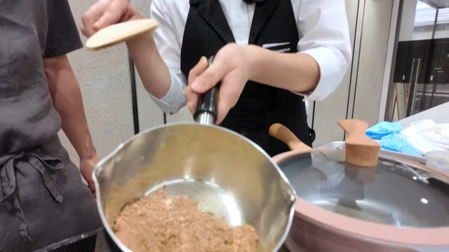 ハンバーグとパンを作る中尾明慶