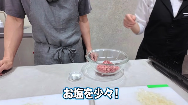 ハンバーグとパンを作る中尾明慶
