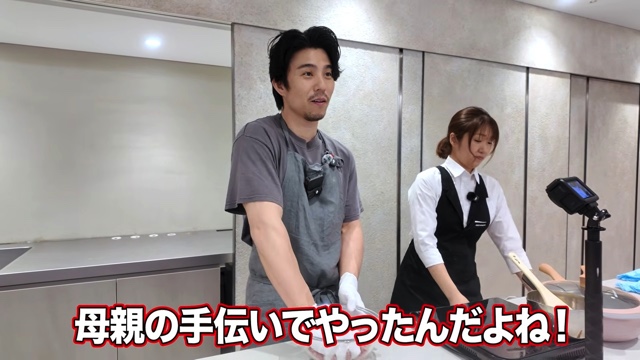 ハンバーグとパンを作る中尾明慶