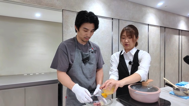 ハンバーグとパンを作る中尾明慶