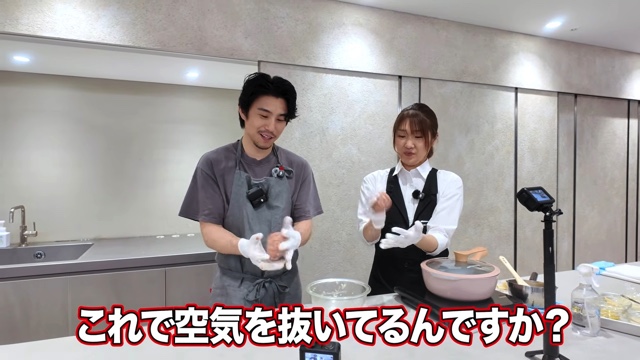 ハンバーグとパンを作る中尾明慶