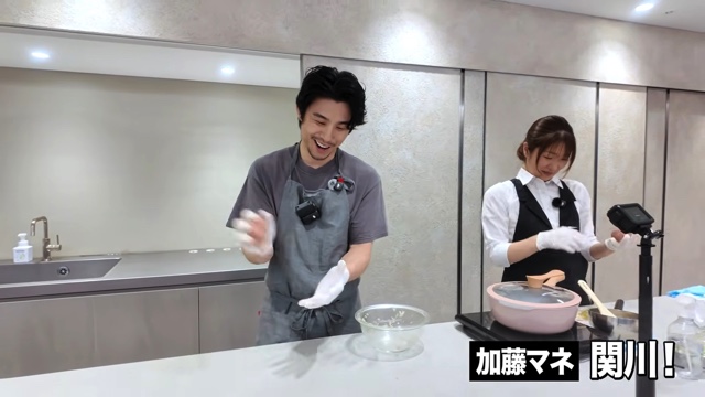 ハンバーグとパンを作る中尾明慶