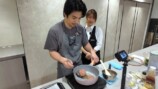 ハンバーグとパンを作る中尾明慶