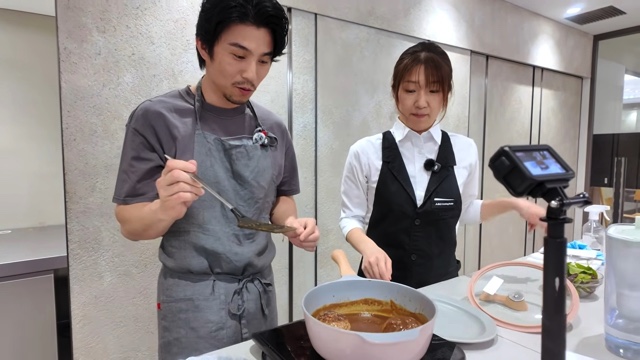 ハンバーグとパンを作る中尾明慶