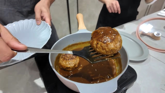 ハンバーグとパンを作る中尾明慶