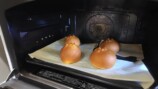 ハンバーグとパンを作る中尾明慶