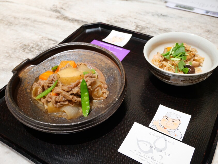 調理された炊き上げご飯と肉じゃが