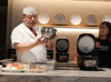 内釜を持つ野永喜三夫氏