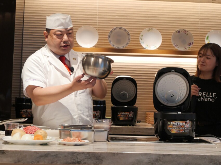 内釜を持つ野永喜三夫氏