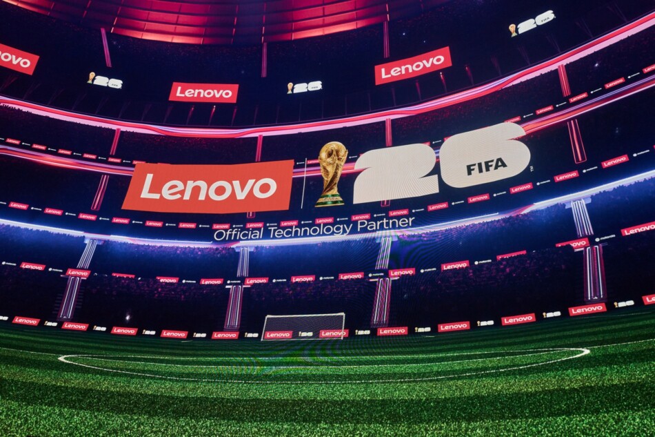 レノボとFIFAのパートナーシップを発表したステージ