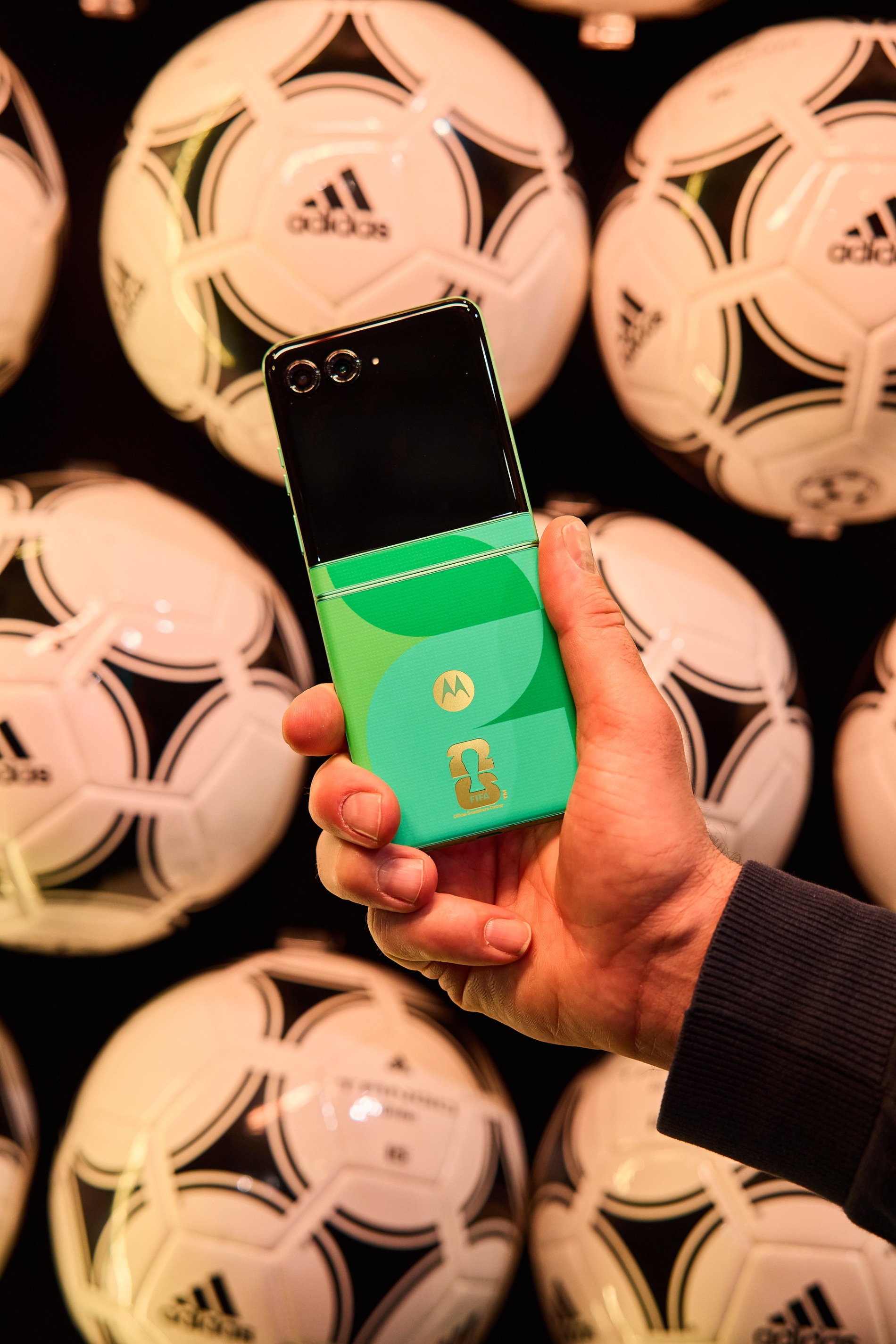 FIFAスペシャルエディションのモトローラ製スマートフォン。日本ではこれらを含む7機種を展開する