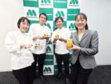 右から商品開発部長の大久保さん。開発担当の上田洋輔さん、渡部拓巳さん、そしてスイーツ担当の堤さん