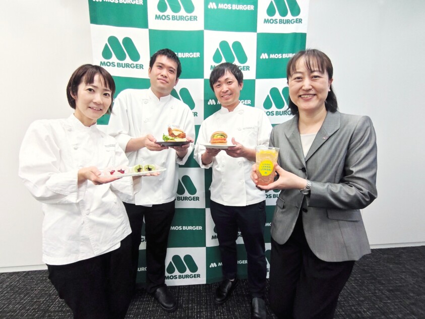 右から商品開発部長の大久保さん。開発担当の上田洋輔さん、渡部拓巳さん、そしてスイーツ担当の堤さん