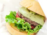 「米粉入りのバンズのアボカドバジルバーガー」（620円）