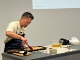 登壇し調理する料理家の栗原心平氏
