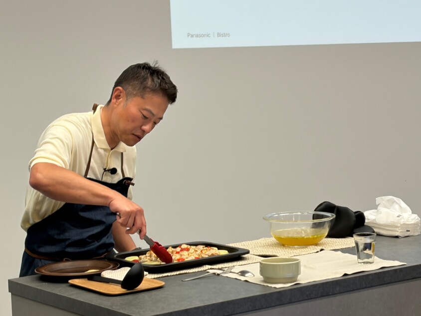 登壇し調理する料理家の栗原心平氏