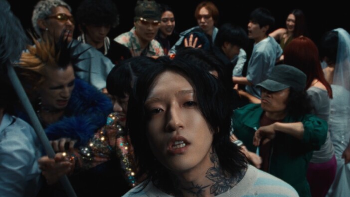 Ayase、初EP収録の新曲「うるさ」MVプレミア公開　ソロ名義として初となる本人出演の実写作品に