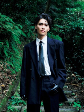 【げんじぶ。】武藤潤のクール＆お茶目なスーツ姿！　初ソロ写真集『燕飛』より先行カット2点公開