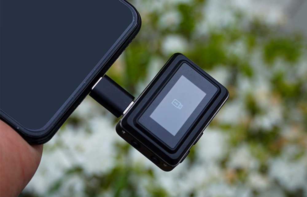 付属のコネクターで画像を転送