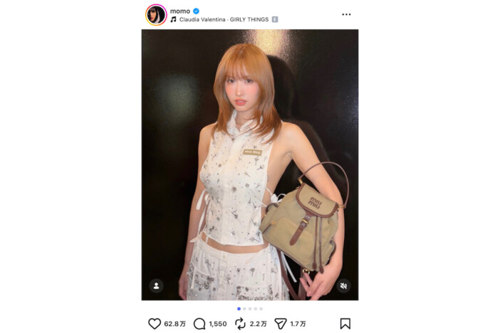 TWICE MOMO、サイドがざっくりと開いた斬新なコーデに反響　「服どうなってるのー!?」「スタイル良すぎ」