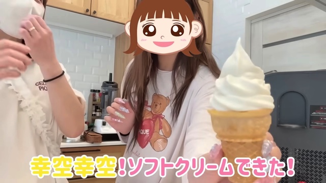 ソフトクリームメーカーを楽しむ辻希美