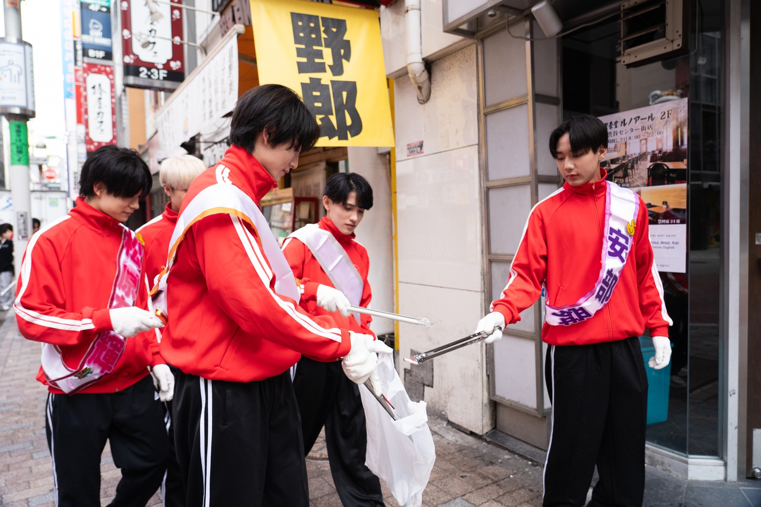 つば男渋谷クリーンパトロールの様子