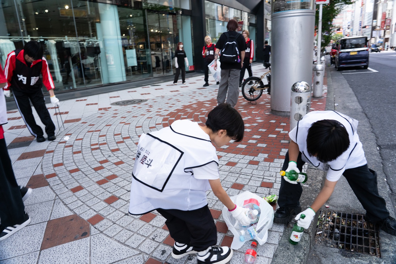 つば男渋谷クリーンパトロールの様子