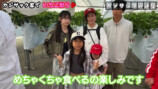 家族でいちご狩りを楽しむカジサック
