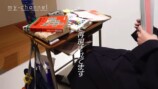 『平成恋愛展』を満喫する白石麻衣