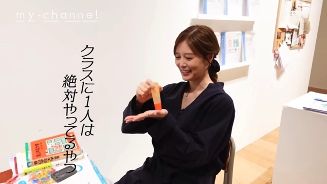 『平成恋愛展』を満喫する白石麻衣