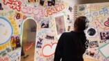 『平成恋愛展』を満喫する白石麻衣
