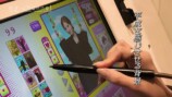 『平成恋愛展』を満喫する白石麻衣