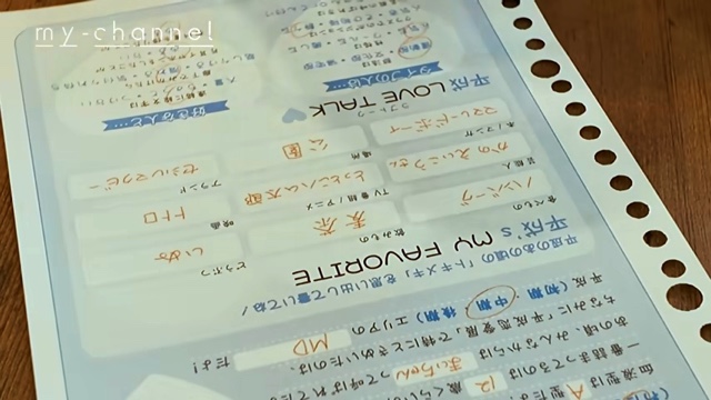 『平成恋愛展』を満喫する白石麻衣