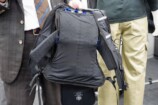 冷却服を持っている様子