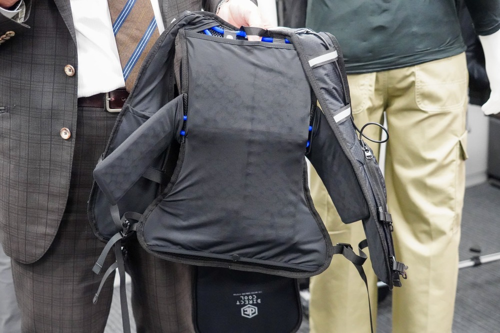 冷却服を持っている様子