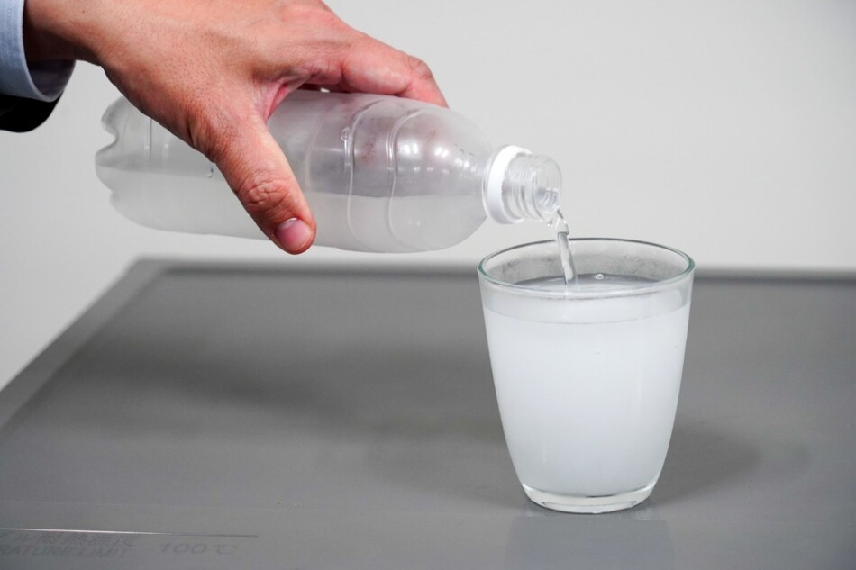 「アイススラリー（飲める氷）」注いでいる様子