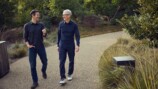 ジョン・ターナス氏とティム・クックCEOが並ぶ姿